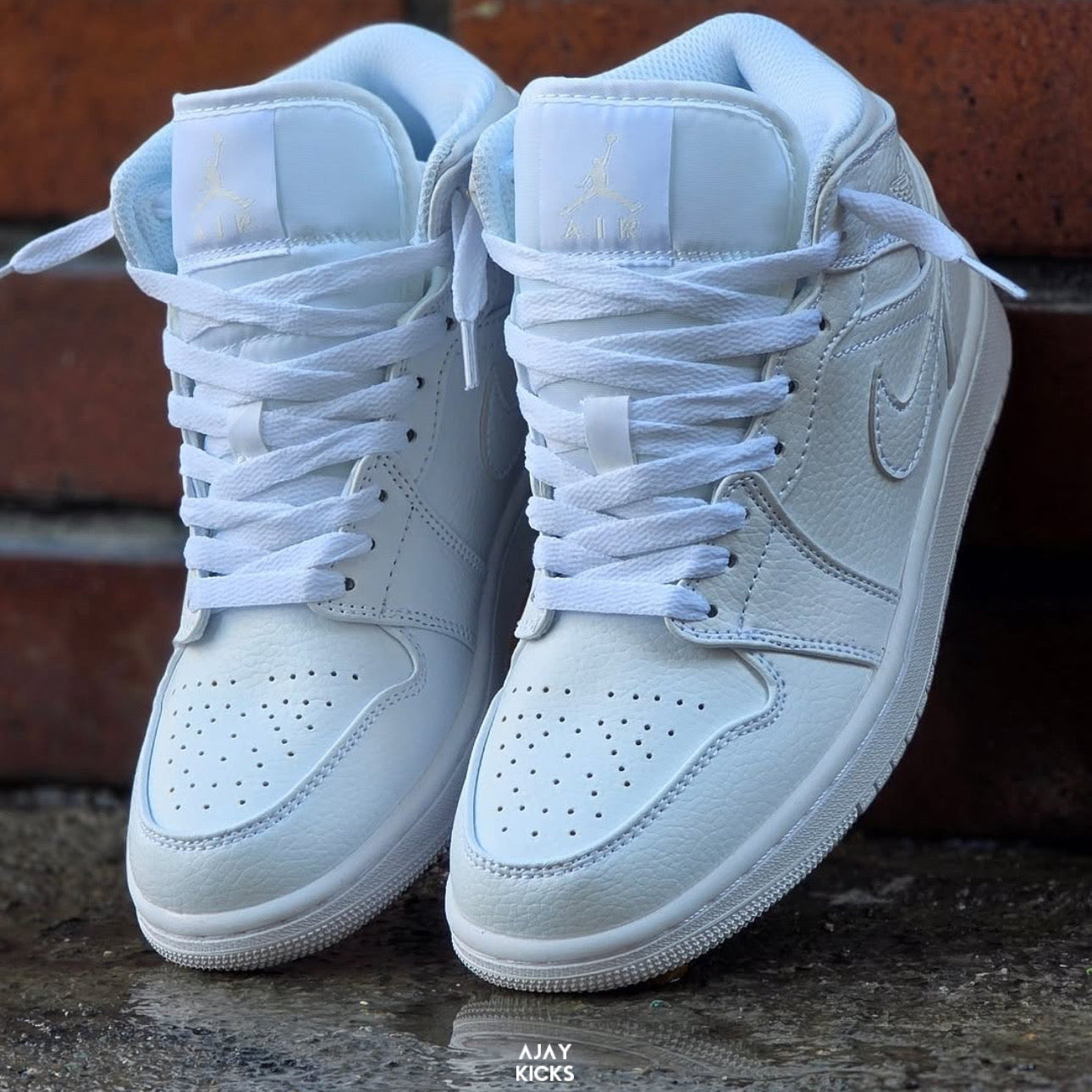 Jordan Retro 1 'Triple White' Mid